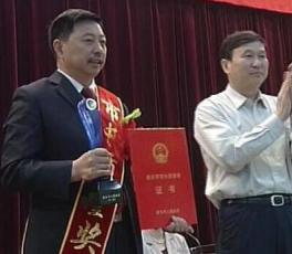  新鄉(xiāng)市市長(zhǎng)王小平為生命果頒發(fā)市長(zhǎng)質(zhì)量獎(jiǎng)